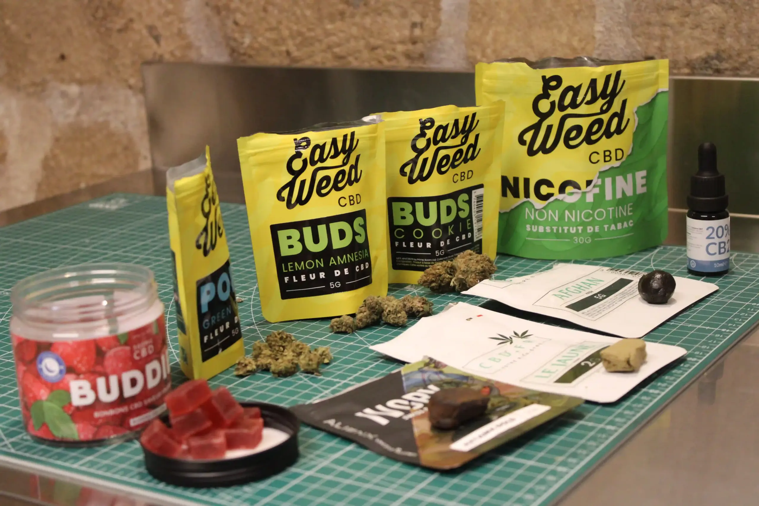 Test CBD.fr 2026 — colis ouvert avec les 8 produits commandés : fleurs, résines, huile, gummies et substitut de tabac